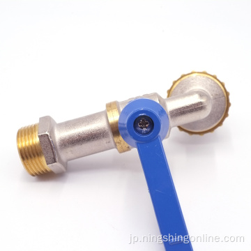 青いハンドルの真鍮の蛇口